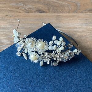 {Sweet & V} bridal headpiece